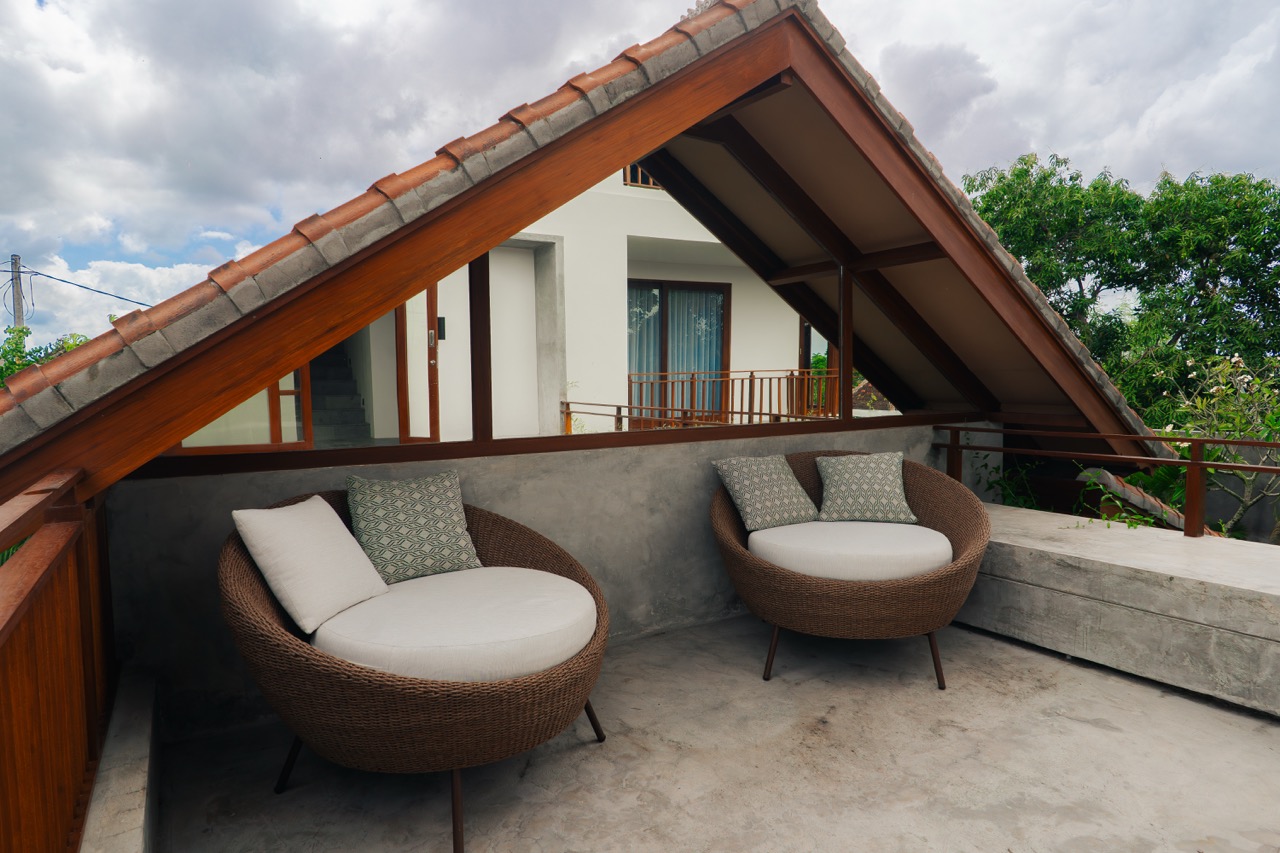 Spacious top floor terrace